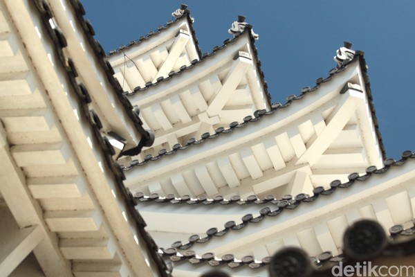 Pada Perang Dunia II, Kota Himeji dibom dua kali dan seluruh kota hangus. Bom juga mengenai Kastil Himeji, namun tidak meluluhlantakkan istana setinggi 7 lantai itu sehingga bisa dibangun kembali. (Andy Saputra/detikTravel) Pada Perang Dunia II, Kota Himeji dibom dua kali dan seluruh kota hangus. Bom juga mengenai Kastil Himeji, namun tidak meluluhlantakkan istana setinggi 7 lantai itu sehingga bisa dibangun kembali. (Andy Saputra/detikTravel)
