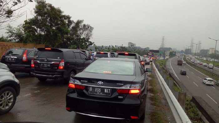 Imbas Genangan Air, Lalin Sekitar Gerbang Tol Kalimalang Macet