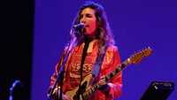 Emily Kokal membuka dengan mengucapkan Terimakasih usai membuka penampilan lewat  lagu Europe Is Lost dan Intro. (Dok. Warpaint)