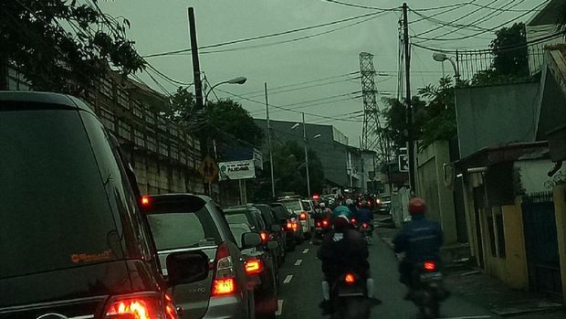 Kemacetan di Cipinang Jaya menuju Jl Basuki Rahmat