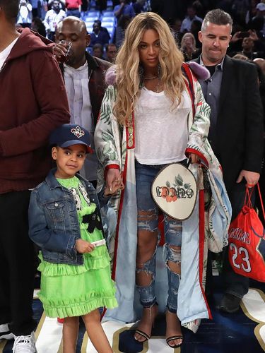 Foto: Gaya <i>Stylish</i> Beyonce Berkimono Gucci di NBA All-Star Game