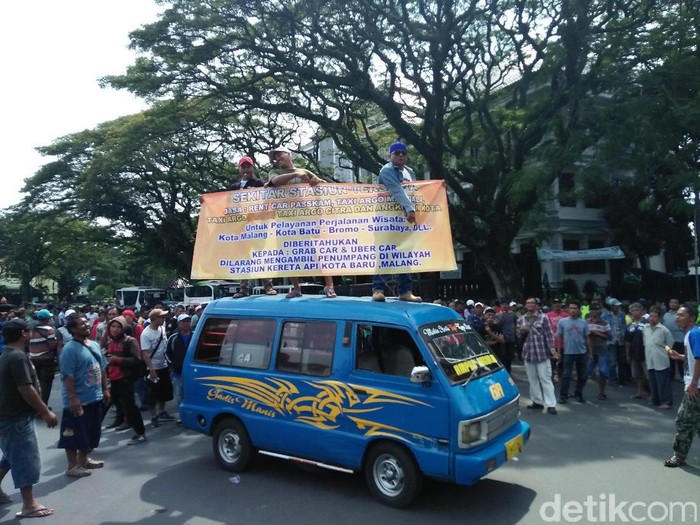 Sopir Angkot dan Taksi di Malang Demo Tolak Transportasi Online