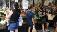 Di pasar tradisional ini, traveler bisa menemukan aneka bahan makanan yang diproduksi oleh petani lokal. Termasuk sayur mayur dan buah, kualitas dan kesegarannya pun sangat terjamin, karena melalui proses kurasi terlebih dahulu (Wahyu/detikTravel)