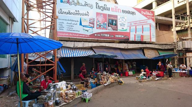 Pasar Pagi di Laos, Terima Semua Mata Uang Dunia