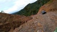 Sebuah kendaraan menyelusuri Jalan Trans Papua.