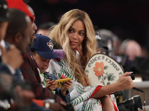 Foto: Gaya <i>Stylish</i> Beyonce Berkimono Gucci di NBA All-Star Game