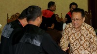 Irman kemudian menghubungi Direktur Utama Perum Bulog Djarot Kusumayakti pada 22 Juli 2016 atau beberapa hari setelah Hari Raya Idul Fitri. Irman merekomendasikan Memi sebagai pengusaha yang bisa membantu mendistribusikan gula impor milik Bulog.