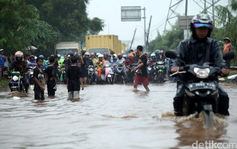Jakarta Banjir di 54 Titik, Ribuan Rumah Terendam hingga 1,5 Meter Jakarta Banjir di 54 Titik, Ribuan Rumah Terendam hingga 1,5 Meter