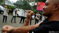 Para risers melakukan pemanasan sebelum melakukan perjalanan.