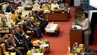 Seminar tersebut juga dihadiri ratusan mahasiswa dari beberapa perguruan tinggi seperti Universitas Indonesia, Universitas Sultan Ageng Tirtayasa, hingga UPN Veteran. Seminar kali ini membahas tentang penerimaan yang semakin menurun di tengah meningkatnya belanja negara.