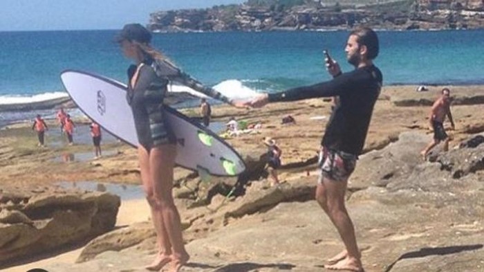 Kasihan, Liburan Bareng Pacar Tapi Cuma Dijadikan Fotografer Pribadi