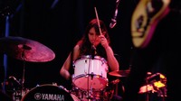Stella Mozgawa juga mencuri perhatian dengan mempertahankan ritme dan konsisten pada tiap hentakan drum yang dimainkannya. (Dok. Warpaint)