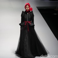 Koleksi busana Kursein Karzai yang mengangkat tema The Glory of Victorian Indonesia Fashion Week 2017 di Jakarta Convention Center. Senayan. Jakarta. [Foto: Mohammad Abduh/Wolipop]
