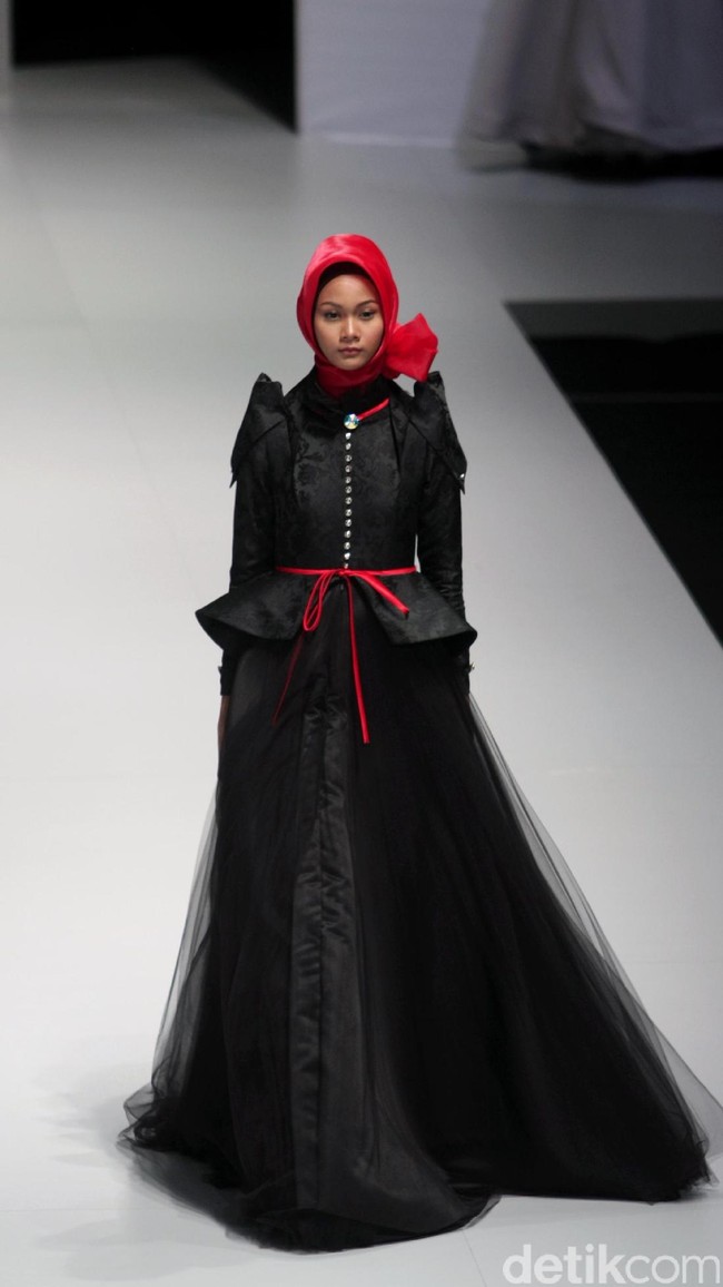 Koleksi busana Kursein Karzai yang mengangkat tema The Glory of Victorian Indonesia Fashion Week 2017 di Jakarta Convention Center. Senayan. Jakarta. [Foto: Mohammad Abduh/Wolipop]