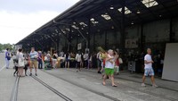Carriageworks Farmer Market adalah salah satu pasar tradisional mingguan yang cukup populer di Kota Sydney, New South Wales, Australia. Pasar ini menempati bekas bangunan pabrik tua serta stasiun kereta lawas. Rel keretanya pun masih ada (Wahyu/detikTravel)