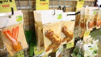 Selain menyediakan kelas membuat replika, Desa Iwasaki juga menawarkan beragam produk replika yang sudah jadi. Pengunjung bisa bebas memilih mana yang kira-kira menarik untuk dibawa pulang (Firdaus/detikTravel)