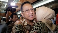 Vonis ini lebih rendah dari tuntutan jaksa yang menuntut Irman dengan 7 tahun penjara. Akibat perbuatannya, Irman terbukti melanggar Pasal 12 huruf b UU nomor 20 tahun 2001 tentang Pemberantasan Tindak Pidana Korupsi.