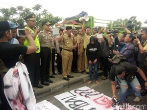 Warga Lamongan Kumpulkan Uang untuk Perbaiki Jalan yang Rusak