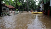 Perahu karet hilir-mudik untuk mengevakuasi warga.