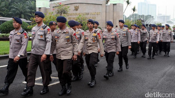Sekitar 10.000 pasukan gabungan dari Polri dan TNI melakukan apel pengamanan aksi 212 di gedung DPR, Jakarta, Senin (20/2/2017). Pengamanan tersebut untuk mengantisipasi terjadinya kerusuhan.