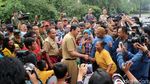 Ahok Kunjungi Pengungsi Banjir Cipinang Melayu