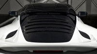 Lotus Evora ala James Bond ini memiliki sentuhan desain yang unik, seperti bumper dengan warna khusus. Ada juga material serat karbon pada mobil ini.