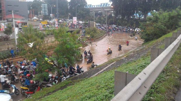 Begini Kemacetan di Kalimalang Imbas Genangan di Kolong Tol JORR