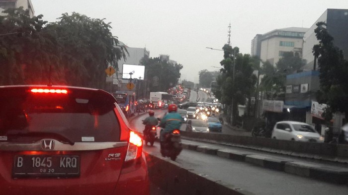 Senin Pagi Hujan Guyur Jakarta, Sejumlah Ruas Jalan Macet
