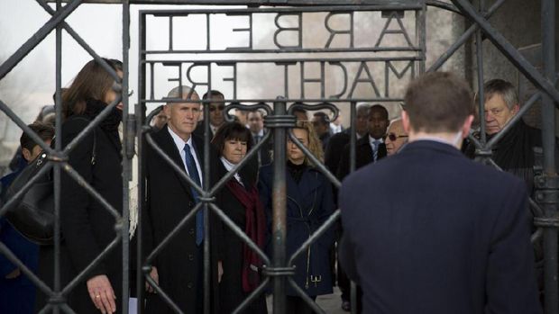 Wapres AS Mike Pence melakukan kunjungan ke kamp konsentrasi Nazi di Jerman.