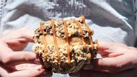 Hmm.. Yummy! Donat dengan Es Krim dan Lelehan Saus Legit