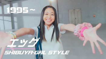 Sementara di tahun 1995 muncul pose Shibuya-Gal Style, di mana identik dengan gelang atau band di tangan. Foto: screenshot YouTube