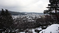 Kenrokuen berada pada dataran tinggi. Dari atas taman pengunjung bisa melihat pemandangan Kota Kanazawa yang indah (Firdaus/detikTravel)