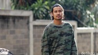 Aktor berusia 32 tahun itu tampil kasual.