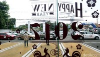 Iring-iringan Datsun Risers Expedition melintasi Kota Cirebon.