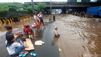 Sejumlah kendaraan nekat menerobos genangan di kolong tol JORR Kalimalang.
