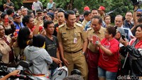 Gubernur DKI Jakarta Basuki Tjahaja Purnama (Ahok) sempat mengunjungi korban pengungsi banjir Cipinang Melayu di Masjid Raya Universitas Borobudur, Jakarta, Senin (20/2/2017).