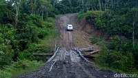 Sepanjang 80 km menuju Mameh, merupakan jalan dengan lapisan tanah yang tidak jarang menjadi kubangan air, dengan kondisi tersebut, bahkan jembatan yang menjadi penghubung jalan banyak yang hanya dibuat dengan kayu-kayu.