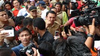 Ia menyapa warga di halaman masjid dan tidak masuk ke dalam masjid tempat pengungsi berada.