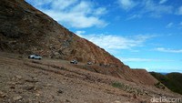 Berbeda dengan gunung botak, mulai dari pertigaan menuju Mameh, penampakan jalan sangat berbeda, jalan yang kurang lebih 80 km menuju Mameh ini hanya untuk satu kendaraan dengan lapisan tanah.