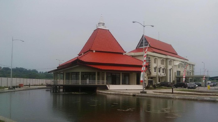 Ketenangan Masjid Terapung di Pasuruan