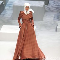 Koleksi busana Kursein Karzai yang mengangkat tema The Glory of Victorian Indonesia Fashion Week 2017 di Jakarta Convention Center. Senayan. Jakarta. [Foto: Mohammad Abduh/Wolipop]