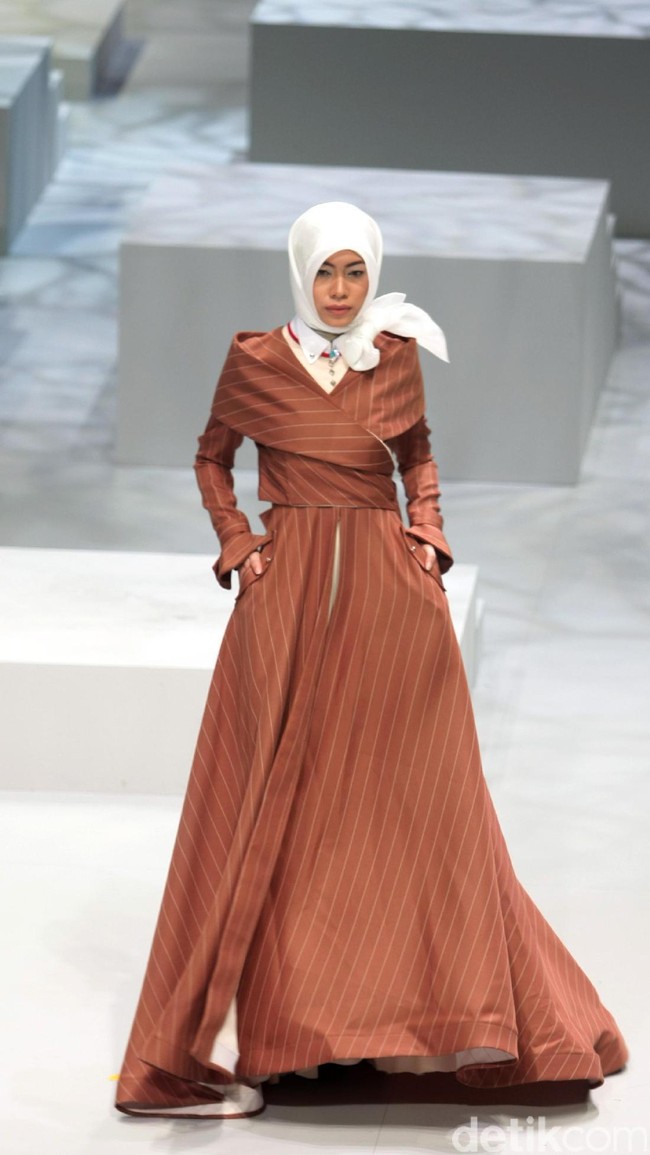 Koleksi busana Kursein Karzai yang mengangkat tema The Glory of Victorian Indonesia Fashion Week 2017 di Jakarta Convention Center. Senayan. Jakarta. [Foto: Mohammad Abduh/Wolipop]