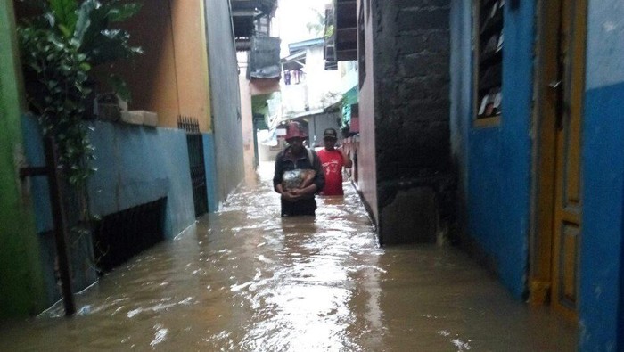 Banjir di Cipinang Melayu Capai 1 Meter, 285 Warga Diungsikan