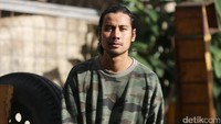 Chicco memilih sweater army, jeans dan sneaker.