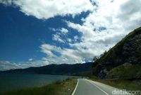 Trans Papua Barat di pinggir pantai
