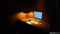 Bagi traveler yang sibuk, disediakan ruang bekerja khusus dengan fasilitas 6 buah komputer iMac, printer, dan telepon untuk membuat panggilan lokal (Firdaus/detikTravel)