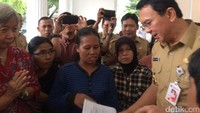 Ahok menerima aduan warga di Pendopo Balai Kota, Jakarta, Senin (20/2/2017). Untuk diketahui, Ahok menjabat sebagai Gubernur DKI menggantikan Joko Widodo (Jokowi). Ahok menjabat sejak November 2014 hingga Mei 2017. (Bisma Alief/detikcom)
