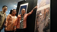 Presiden Direktur PT Astra International Tbk Prijono Sugiarto (kanan) didampingi Direktur Astra Paulus Bambang Widjanarko (kedua kanan), Chief of Astra Property David Iman Santosa (kedua kiri) dan Chief of Corporate Communications, Social Responsibility & Security Astra Pongki Pamungkas (kiri) memperlihatkan progres pekerjaan Menara Astra usai Topping Off Menara dan Anandamaya Residences, Senin (20/2). Pool/dok. Astra.