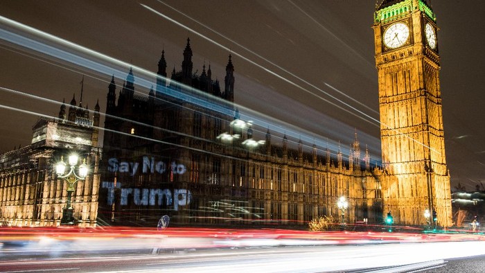 Ada yang terlihat berbeda dari Istana Westminster di London, Minggu (19/2). Gedung parlemen itu menjadi latar dari proyeksi bertuliskan Say No to Trump.
