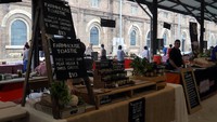 Traveler bisa aneka menemukan bahan makanan untuk nantinya dimasak sendiri di rumah. Ada juga yang menjual bahan olesan pendamping roti panggang seperti ini, sampai aneka pasta homemade pun ada  (Wahyu/detikTravel)